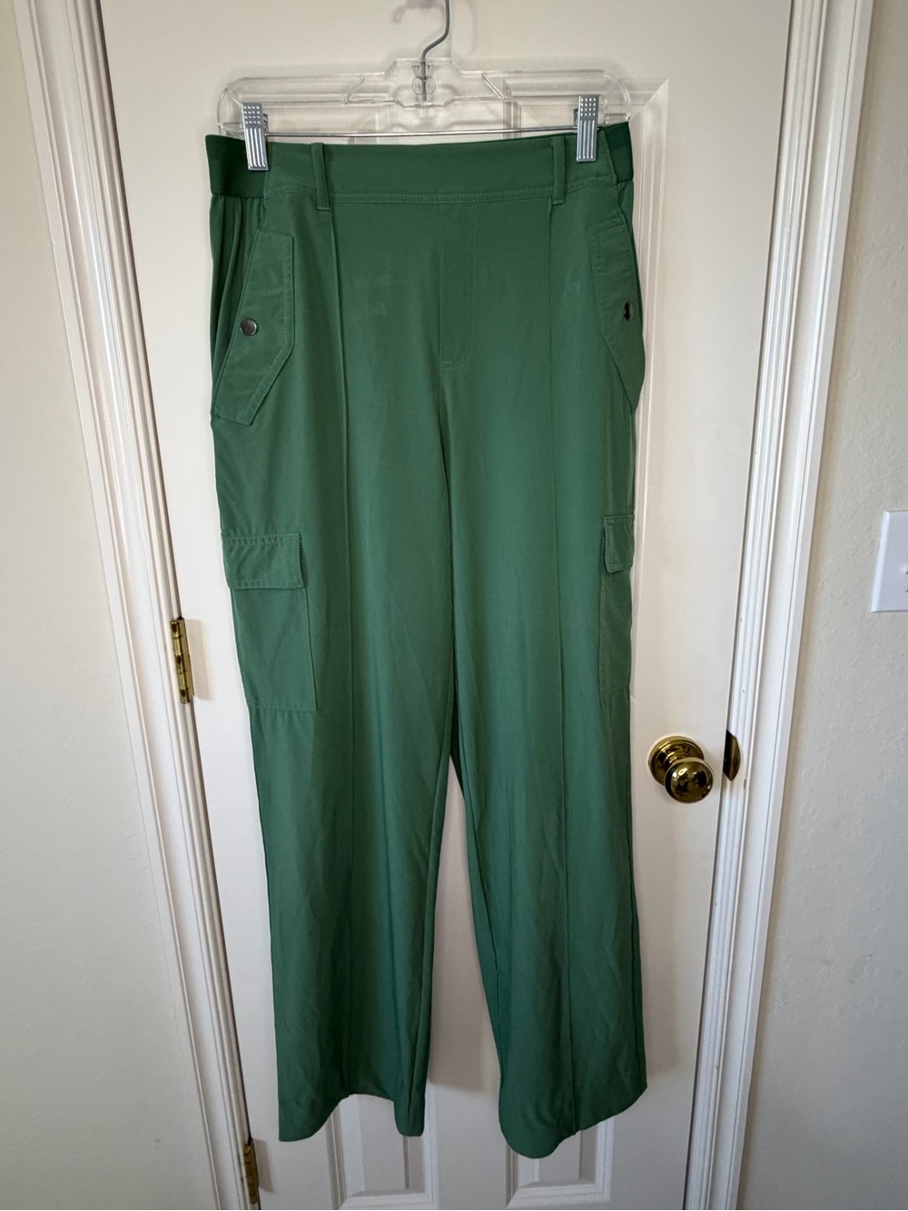 Athleta Vineyard Green Cargo Pants size 8